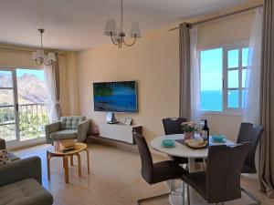 San AndrésSan Andres Beach View Apartment的客厅配有桌椅