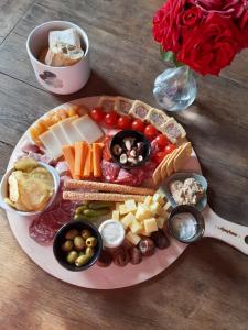 Villiers-le-MorhierAu Charme de l'Eure的桌上的一盘奶酪和其他食物