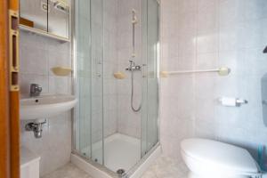 波尔托罗Apartments and Rooms Ješelnik的带淋浴、卫生间和盥洗盆的浴室