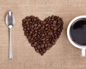 布希奥斯Lulu Pousada Buzios的咖啡豆制成的心,旁边是咖啡