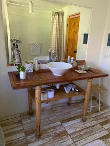 维库尼亚Casa Amatista Travels的木桌上设有大水槽的浴室