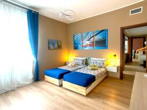佩罗Rho Fiera Milano Apartment的一间卧室配有一张带蓝色枕头的床