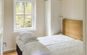 斯托滕Awesome Apartment In Slen With Wifi的白色卧室设有一张带窗户的床