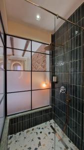 戈里察Bujtina Behram的浴室设有玻璃淋浴间。