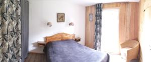 Le BoulvéGîte Baden的一间卧室配有一张带蓝色毯子的床
