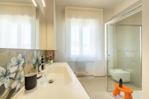 圣贝内代托-德尔特龙托Dea Suite Room的带浴缸、水槽和淋浴的浴室