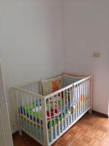 文佐内TERRAZZA SUL BORGO的房间里的一张婴儿床里有很多玩具