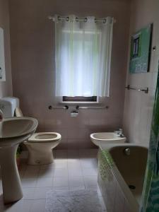 文佐内TERRAZZA SUL BORGO的一间带水槽和卫生间的浴室以及窗户。