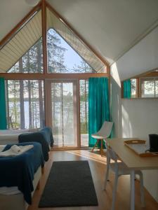 霍萨诺维德 - 霍桑洛马库斯度假村的客房设有两张床、一张桌子和一扇窗户。