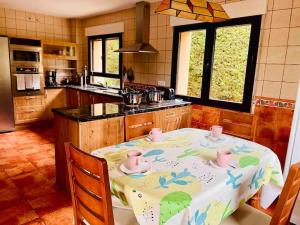 La LosaVilla Arboleda的厨房配有桌子和桌布