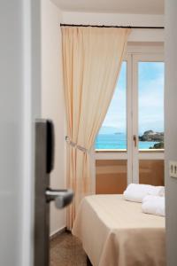 阿兰奇湾城城堡酒店 的一间卧室设有海景窗户