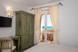 阿兰奇湾城城堡酒店 的一间卧室设有绿色橱柜和滑动玻璃门