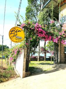 Xã Gia TânBến Hồ Homestay的建筑上花条上的标志