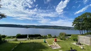 LoučoviceLipno Villa Beach - Lipno Stausee - Lakeside的享有湖景。