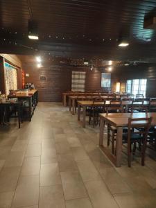 霍萨诺维德 - 霍桑洛马库斯度假村的用餐室配有木桌和椅子