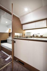 那不勒斯SuiteOnBoat的厨房配有白色橱柜和水槽