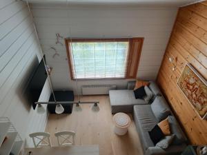 易拉斯加威Ylläs Nilimaja的客厅享有高空美景,配有沙发和窗户。