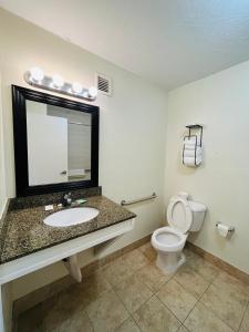 银泉Rodeway Inn的一间带水槽和卫生间的浴室