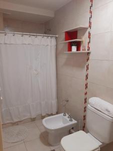 圣米格尔·德·图库玛Hermoso departamento céntrico!的浴室配有白色卫生间和淋浴。
