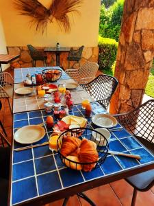 圣安东尼奥·德·卡隆Villa Costera B&B的一张桌子,早餐包括羊角面包和橙汁