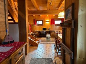 瓦托内切MaisonGorret的小木屋的厨房和用餐室
