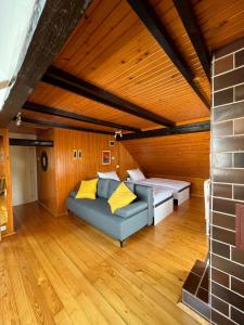 卡姆尼克Apartment Sonata的带沙发和砖墙的客厅