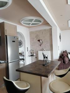 斯卡拉索提罗斯POPI 'S HOME的厨房配有一张桌子和雕像