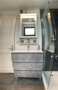 卡门港Apartamentos Albatros的一间带水槽和镜子的浴室