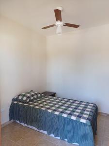 阿瓜斯迪林多亚Chácara Rancho Fundo的客房配有一张带吊扇的床。