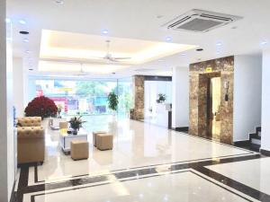 谅山LONG VŨ HOTEL的大楼内一个带沙发和椅子的大堂