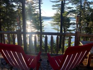 Beddington Lake Log Cabin的湖景甲板上的两把椅子