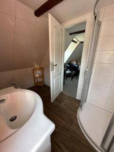 库罗阿尔滕堡海伦尼豪夫酒店的浴室配有白色水槽和卫生间。