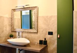 都灵Urban Oasis in the Heart of Turin的浴室设有白色水槽和镜子