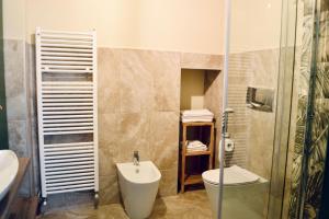 都灵Urban Oasis in the Heart of Turin的浴室配有卫生间、盥洗盆和淋浴。