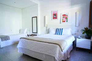 索科罗瑞卡特达卡舒埃拉酒店的白色卧室配有一张白色的大床