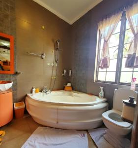 内罗毕Edaala Comfort - B&B的一间带大浴缸和卫生间的浴室