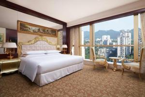 重庆重庆喜来登大酒店的一间卧室设有一张大床和一个大窗户