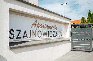 琴斯托霍瓦Apartamenty Szajnowicza pl 'garaż gratis'的建筑物一侧的标志