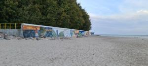 RozewieMarina Apartamenty的海滩上的墙上涂鸦