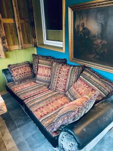 艾森纳赫Vintage Home 55 / Direkt am Fuße zur Wartburg的客房内的沙发上配有枕头