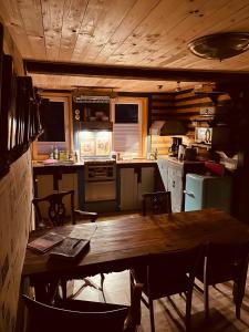 艾森纳赫Vintage Home 55 / Direkt am Fuße zur Wartburg的一间带木桌和椅子的厨房和一间带桌子的厨房