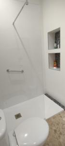 拉加里塔La Marea Azul的白色的浴室设有卫生间和水槽。