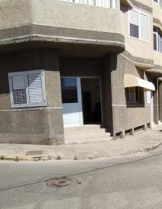 拉加里塔La Marea Azul的城市街道上一座带大门的建筑
