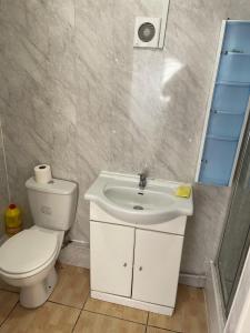 LongfordQuite Broad Resr 1的浴室配有白色水槽和卫生间。