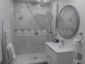 巴黎Magnifique Studio de 25 m2的白色的浴室设有水槽和镜子