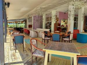 埃勒尼特Apartament Sea Fort Club Grand Resort Fort Noks Sveti Vlas-Bastet BS的一间在房间内配有桌椅的餐厅