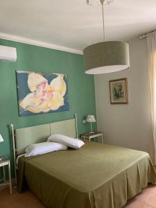 加利波利Dimora Di Mare Gallipoli的卧室配有一张床,墙上挂有绘画作品