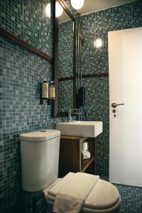 埃里塞拉Vinnus Guesthouse的一间带卫生间和水槽的浴室