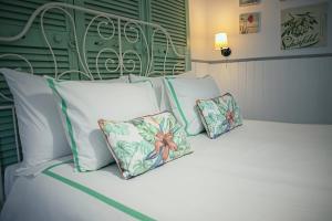 埃里塞拉Vinnus Guesthouse的一张白色的床,上面有两个枕头