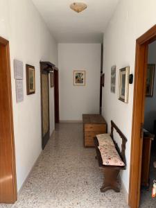 卡斯蒂戈隆·多尔希亚La Mandola的走廊上,房间设有长凳